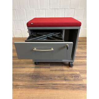 Sedus Rollcontainer mit Sitzkissen und dünnen Griffen grau/rot runde Seitengriffe