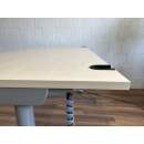 Assmann Canvaro elektrisch höhenverstellbarer Schreibtisch mit grauer Kabelwanne 180cm Ahorn